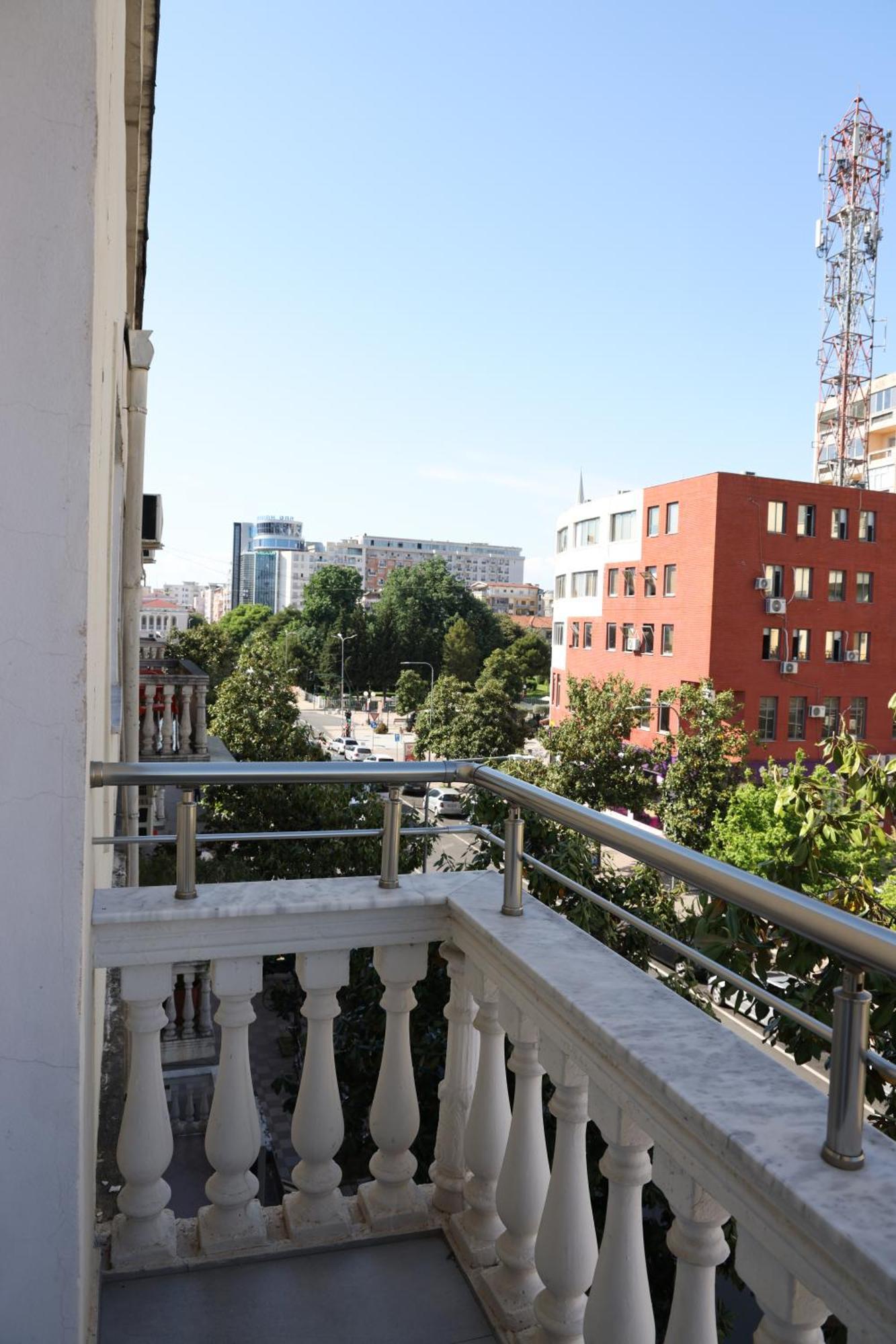 Sol Hotel Shkoder Bagian luar foto